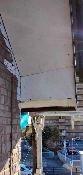 先ほどのケラバと同じように下地と板金、面戸を新しく取り付けました。