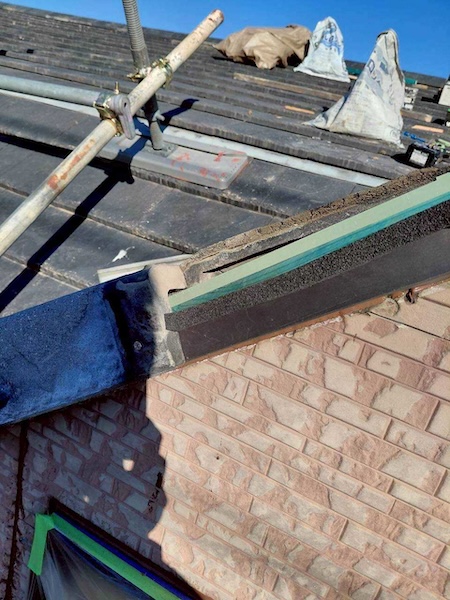 先ほどのケラバと同じように下地と板金、面戸を新しく取り付けました。