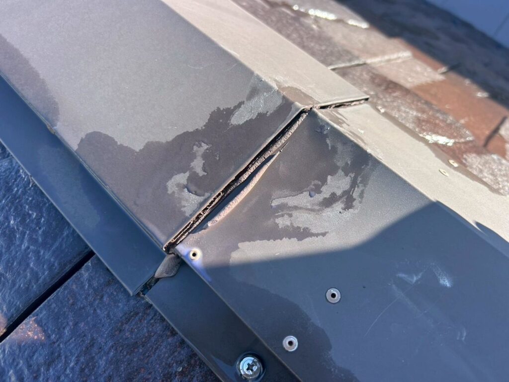 一見すると大きな割れや欠損は見当たりませんでしたが、以下の点で雨が集まりやすいポイントがありました。