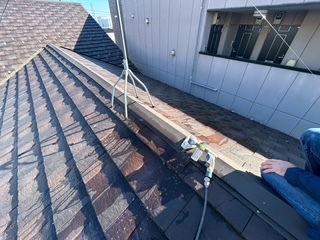 一見すると大きな割れや欠損は見当たりませんでしたが、以下の点で雨が集まりやすいポイントがありました。