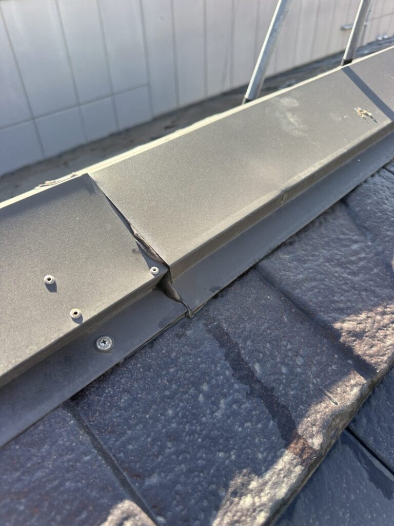 一見すると大きな割れや欠損は見当たりませんでしたが、以下の点で雨が集まりやすいポイントがありました。