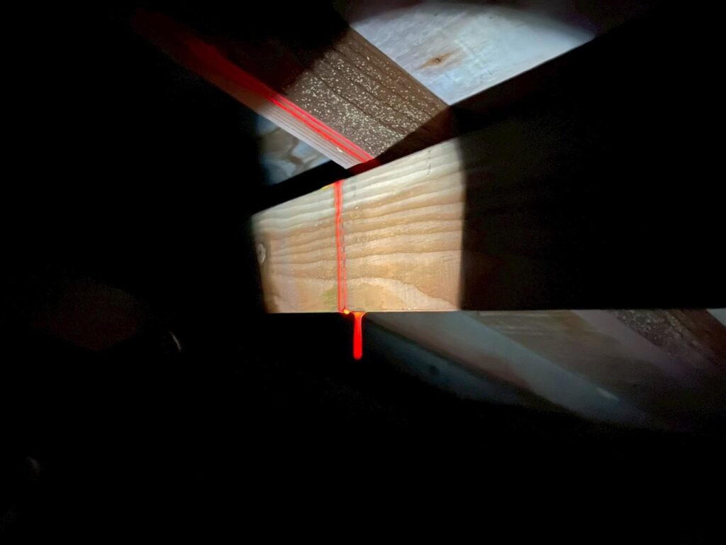 一見すると大きな割れや欠損は見当たりませんでしたが、以下の点で雨が集まりやすいポイントがありました。