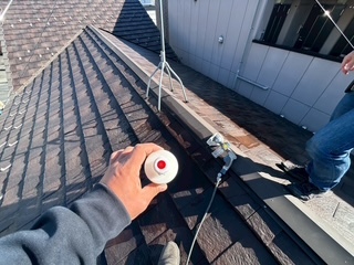 一見すると大きな割れや欠損は見当たりませんでしたが、以下の点で雨が集まりやすいポイントがありました。