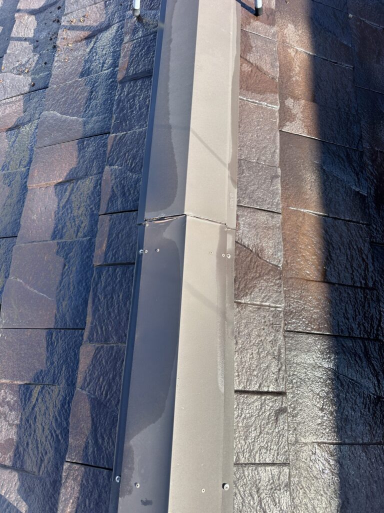 一見すると大きな割れや欠損は見当たりませんでしたが、以下の点で雨が集まりやすいポイントがありました。