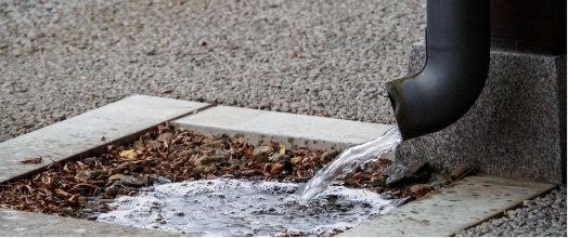 雨樋が正常に雨漏りを排水する様子